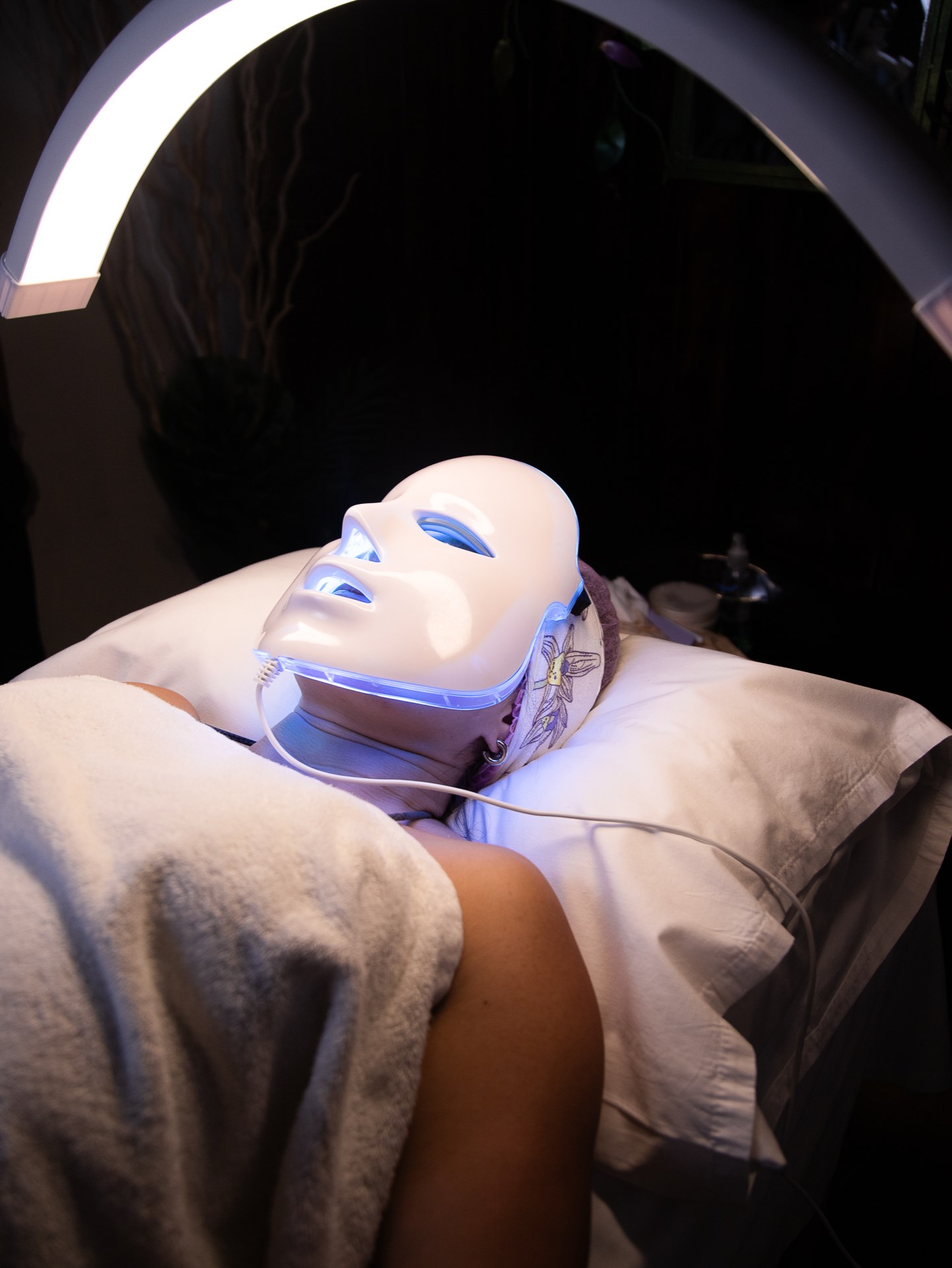 Facial con máscara LED de cromoterapia