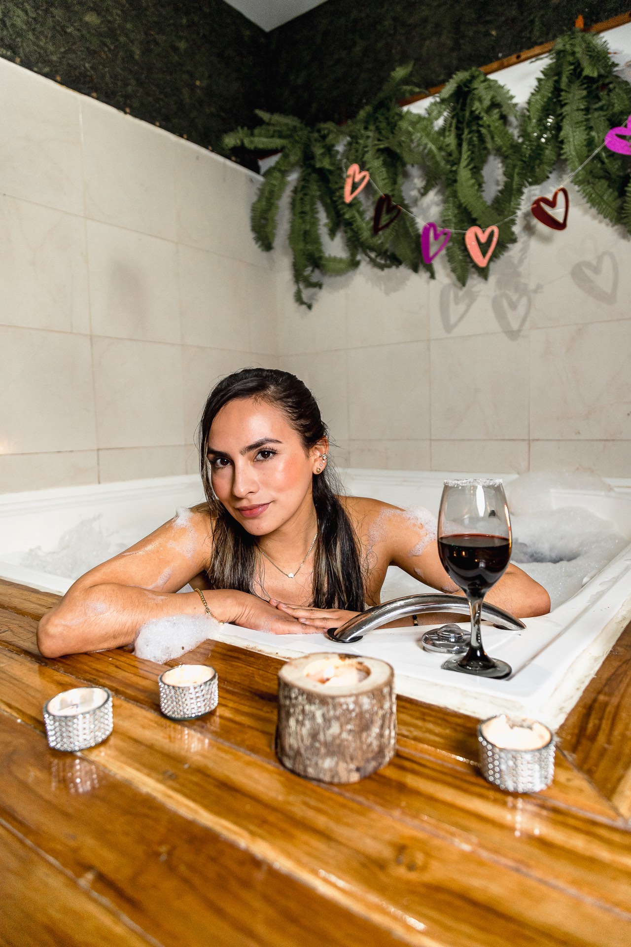 Jacuzzi decorado con velas y guirnaldas para plan pareja