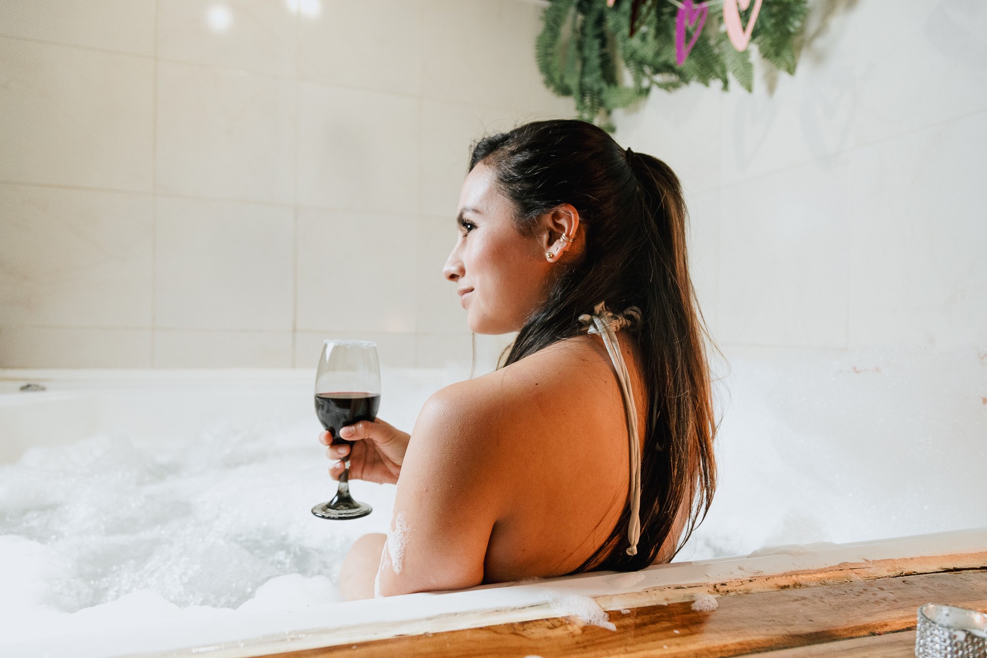 Jacuzzi con espuma y ambientación de velas