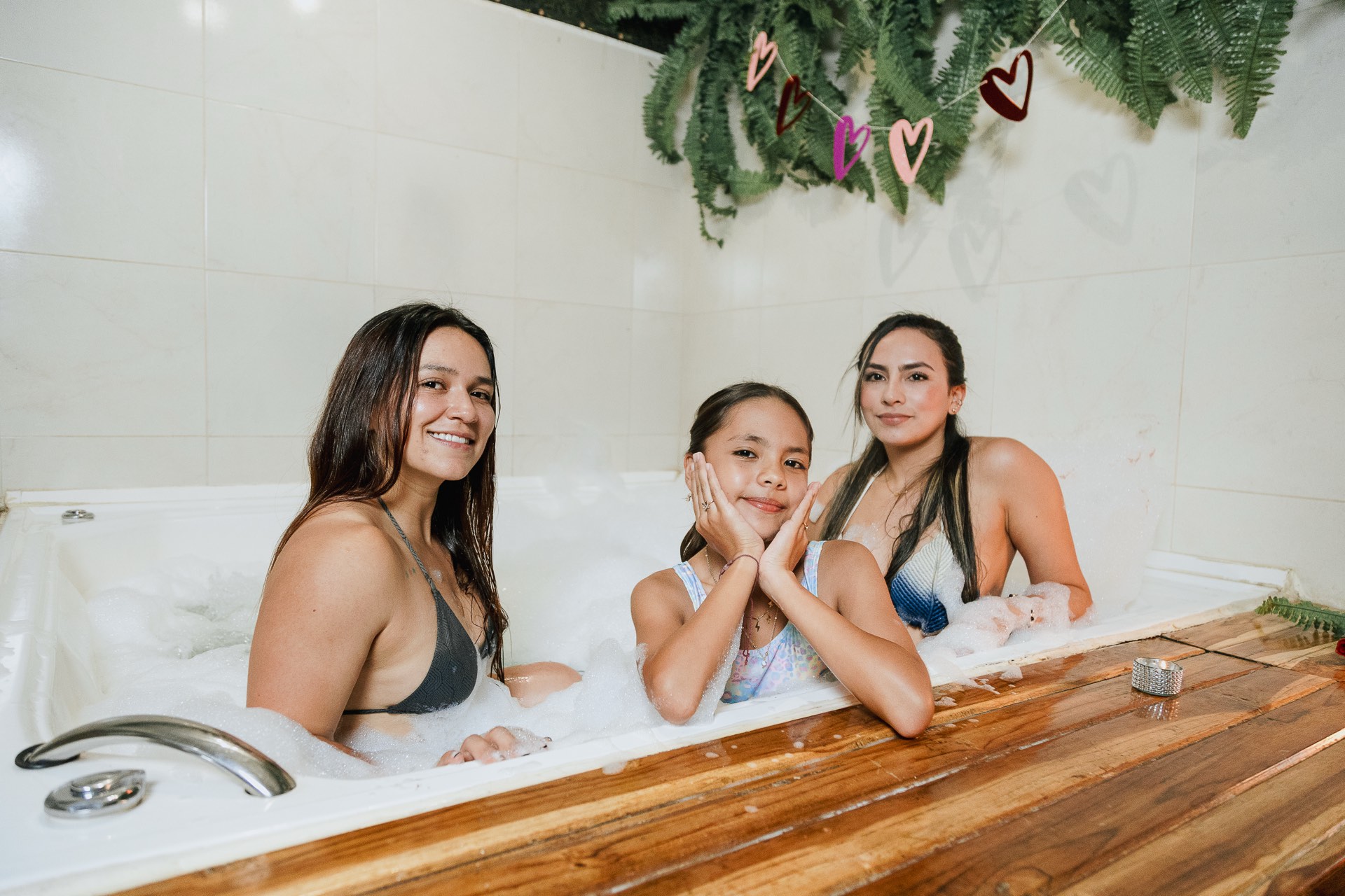 Familia sonriente en el jacuzzi