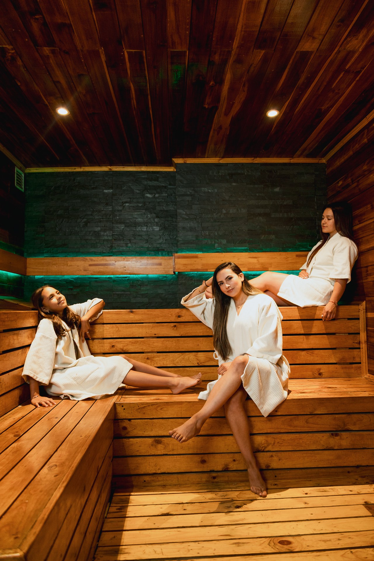 Grupo de amigas en batas dentro del sauna
