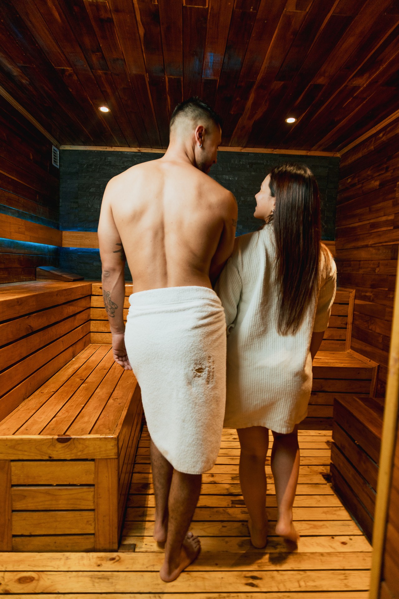 Pareja de espaldas en el sauna