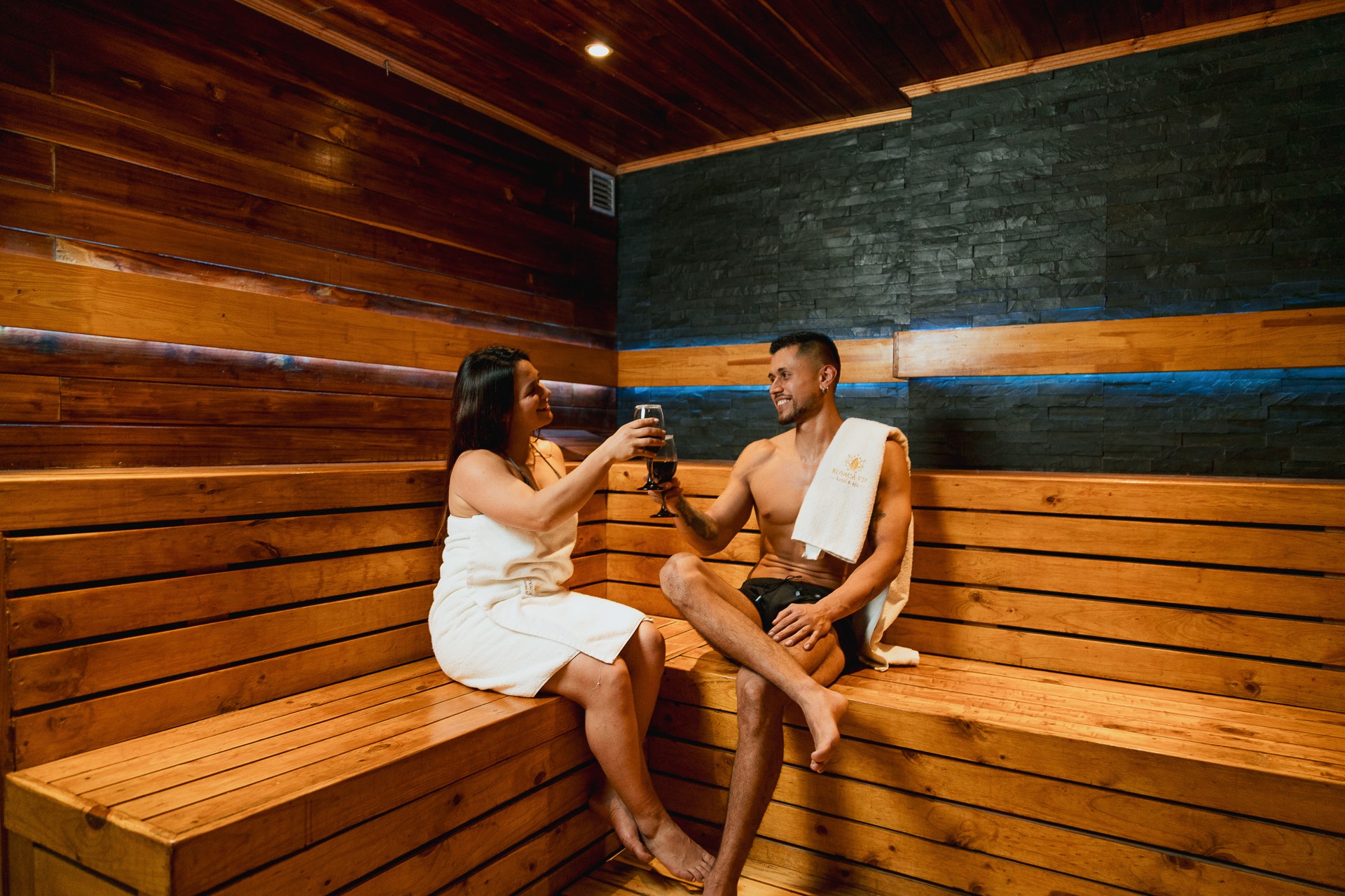 Brindis de pareja en el sauna