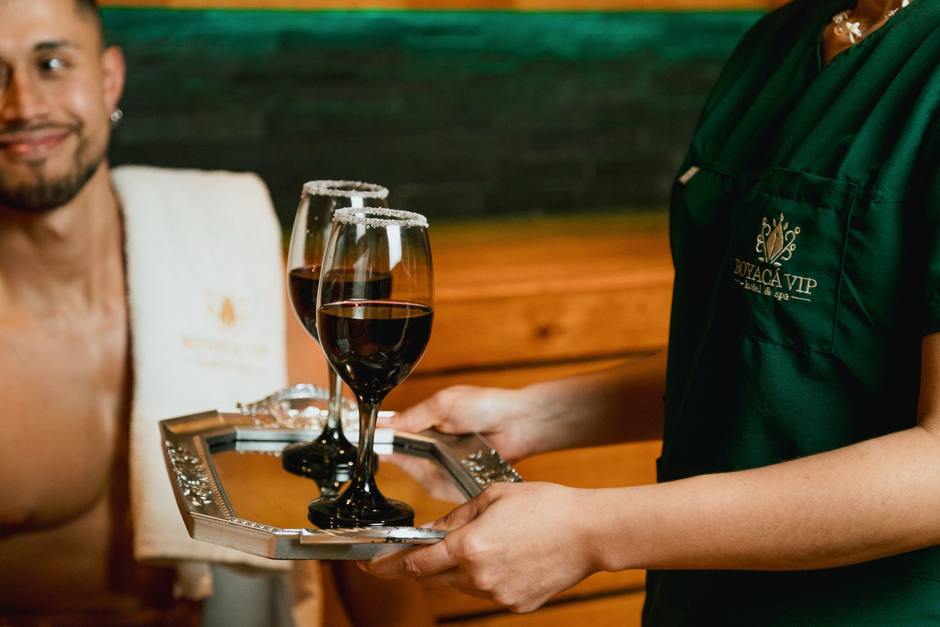 Servicio de copas en bandeja con uniforme Boyacá VIP