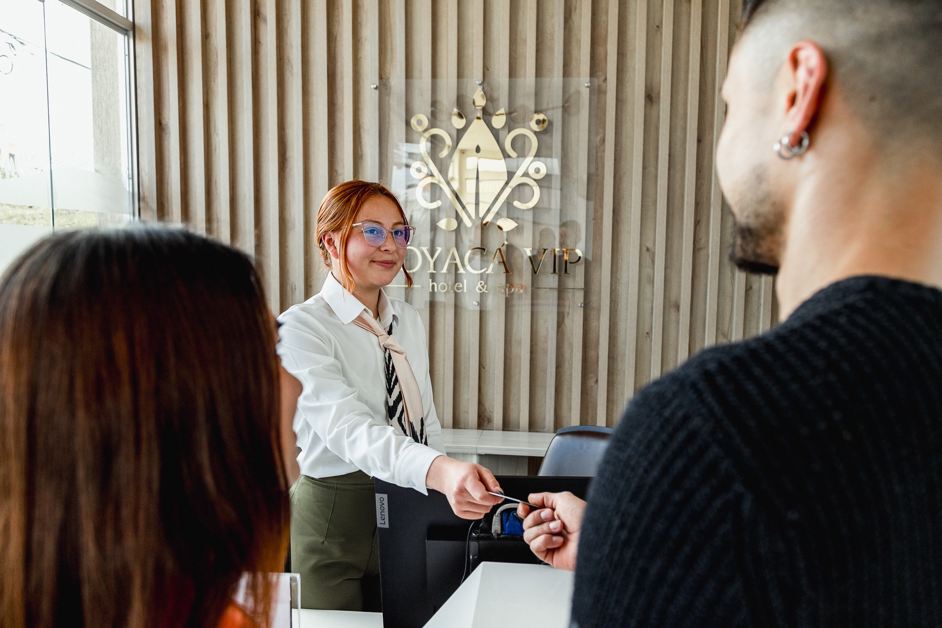 Check-in ejecutivo en la recepción de Boyacá VIP
